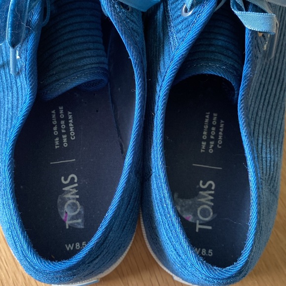 TOMS teal corduroy tennis shoes sneakers. Ribbon laces. Size US 8.5. CUTE!! - Picture 2 of 7
